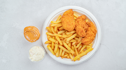 Frytki z ze stripsami z kurczakiem