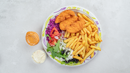 Frytki z ze stripsami z kurczakiem i surówkami