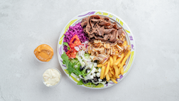 Frytki z mięsem i surówkami