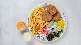 Falafel z frytkami i surówkami
